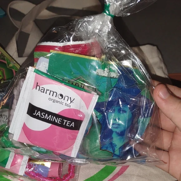 ☃️ WICKED Movie Bundle- Tote, Lip Glosses, Surprise Packs - Picture 5 of 7